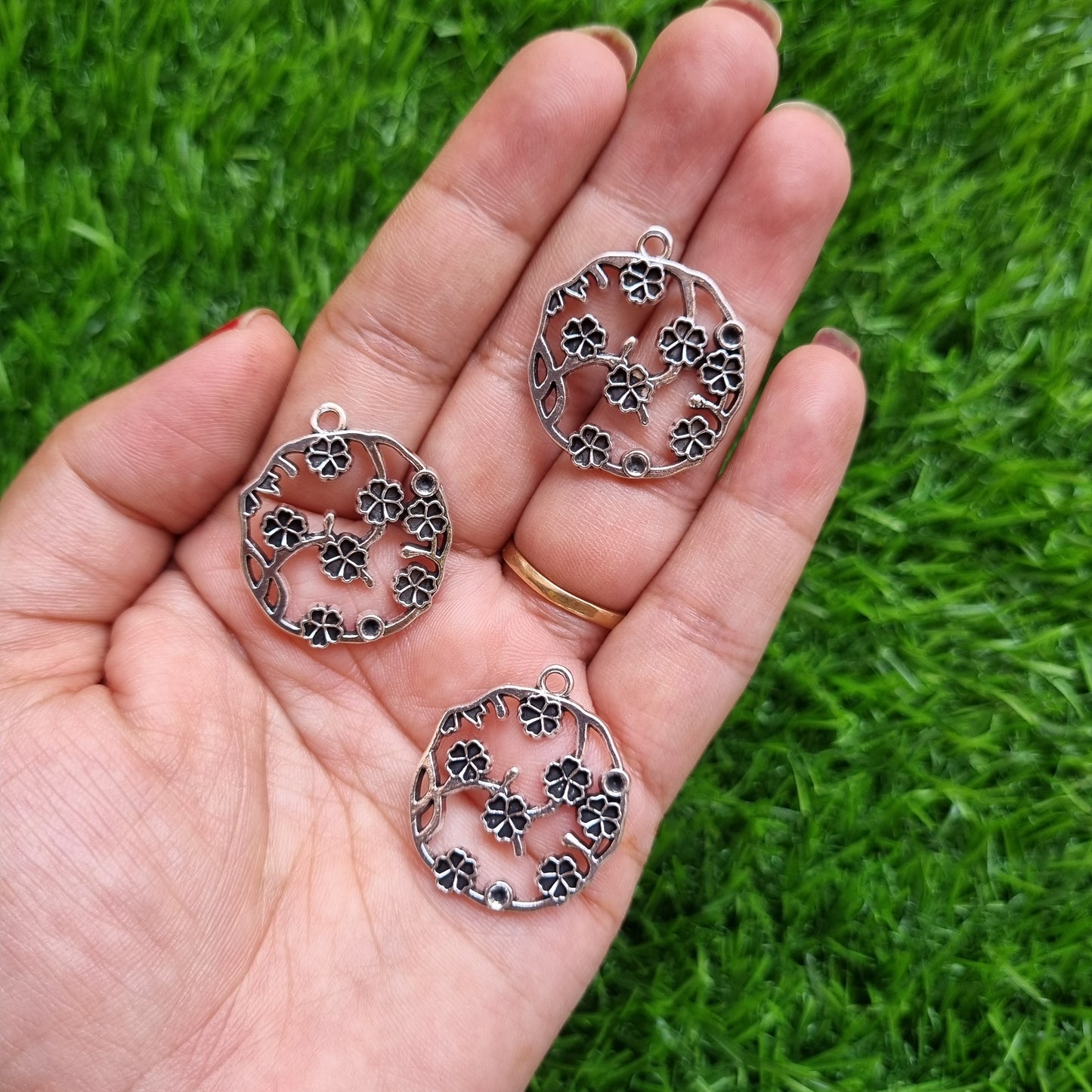 Metal Charm - Flower / Floral Circle