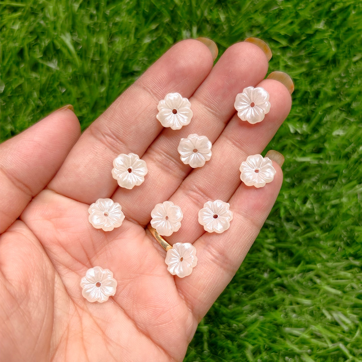 Acrylic Pearlish Flower Caps