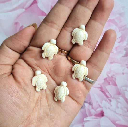 Synthetic Magnesite Turtle Beads (White Colour)