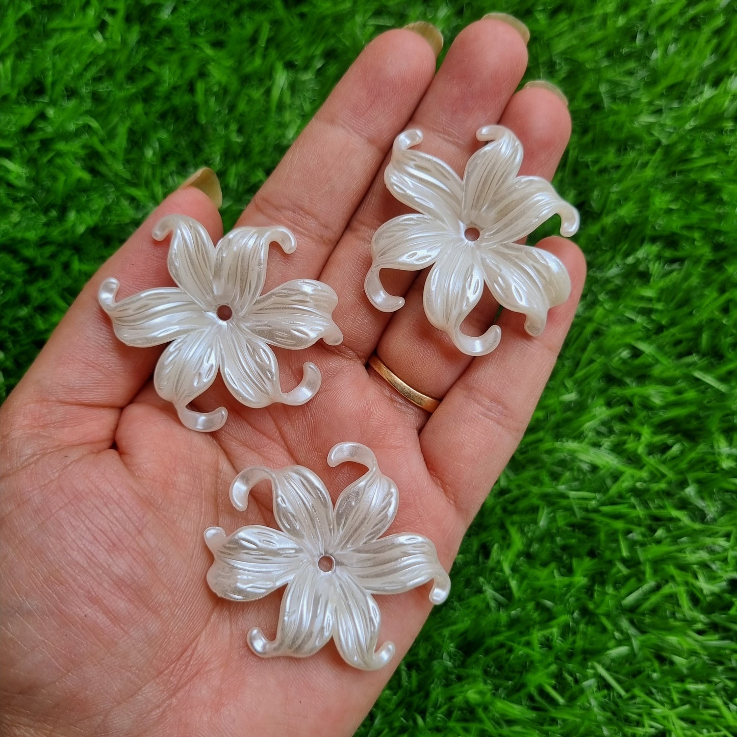 Acrylic Pearlish Flower Caps