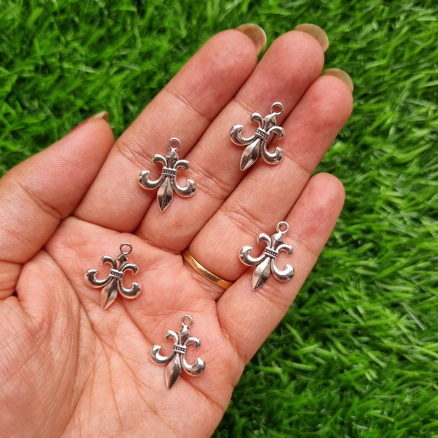 Metal Charm - fleur-de-lis (Flower Lily)