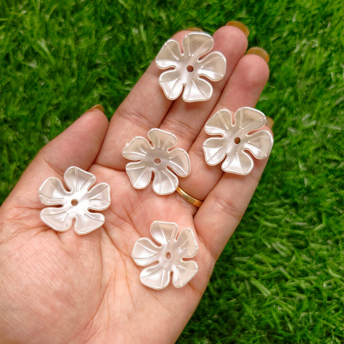 Acrylic Pearlish Flower Caps